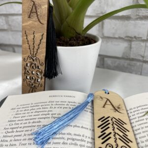 Marque-page en bois avec pompon personnalisé