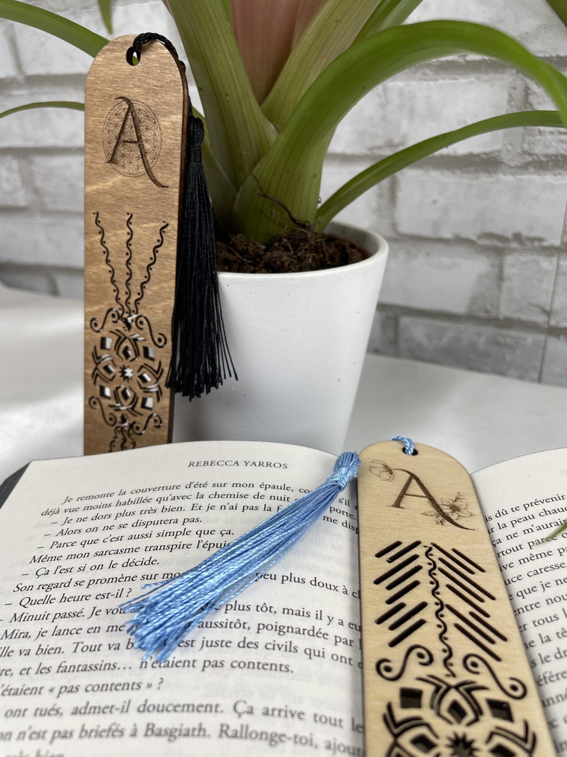 Marque-page en bois avec pompon personnalisé