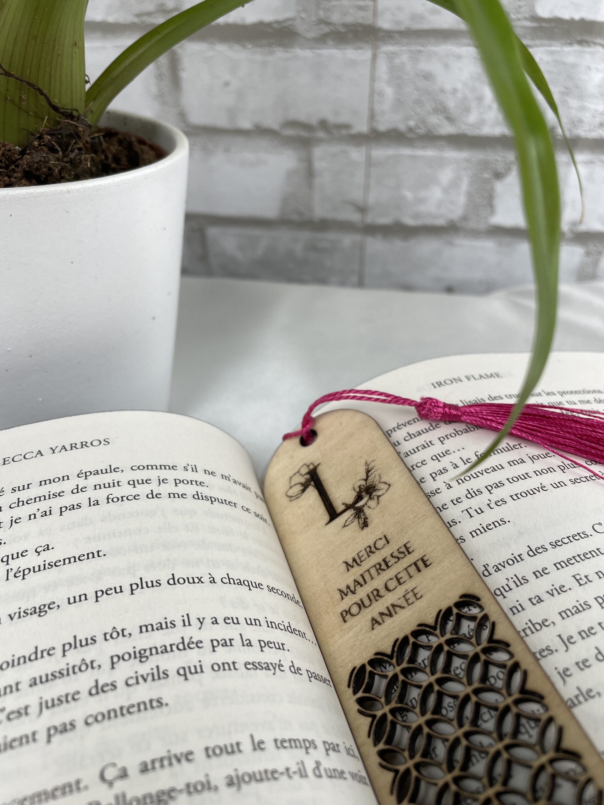 Marque-page en bois avec pompon personnalisé