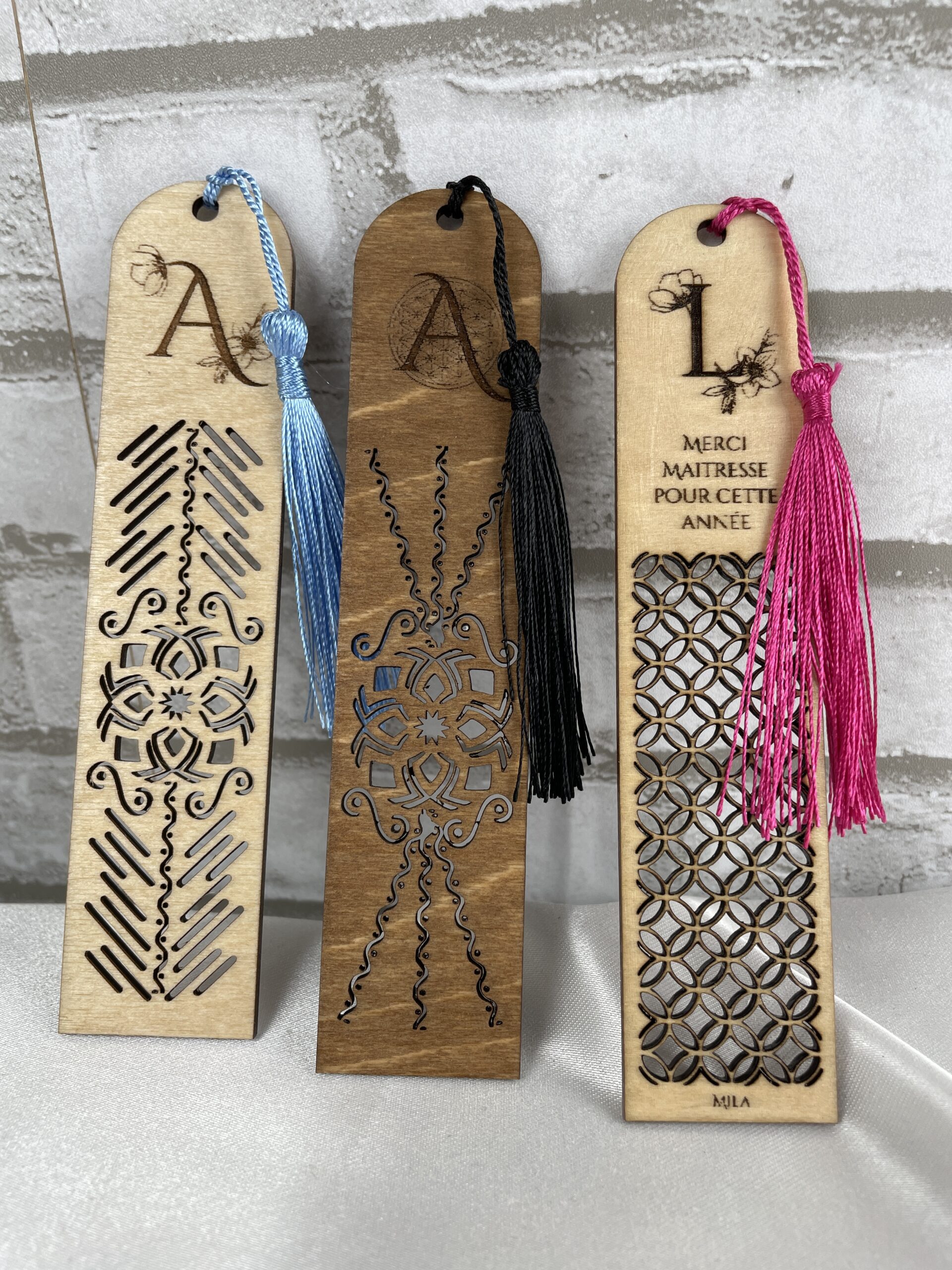 Marque-page en bois avec pompon personnalisé