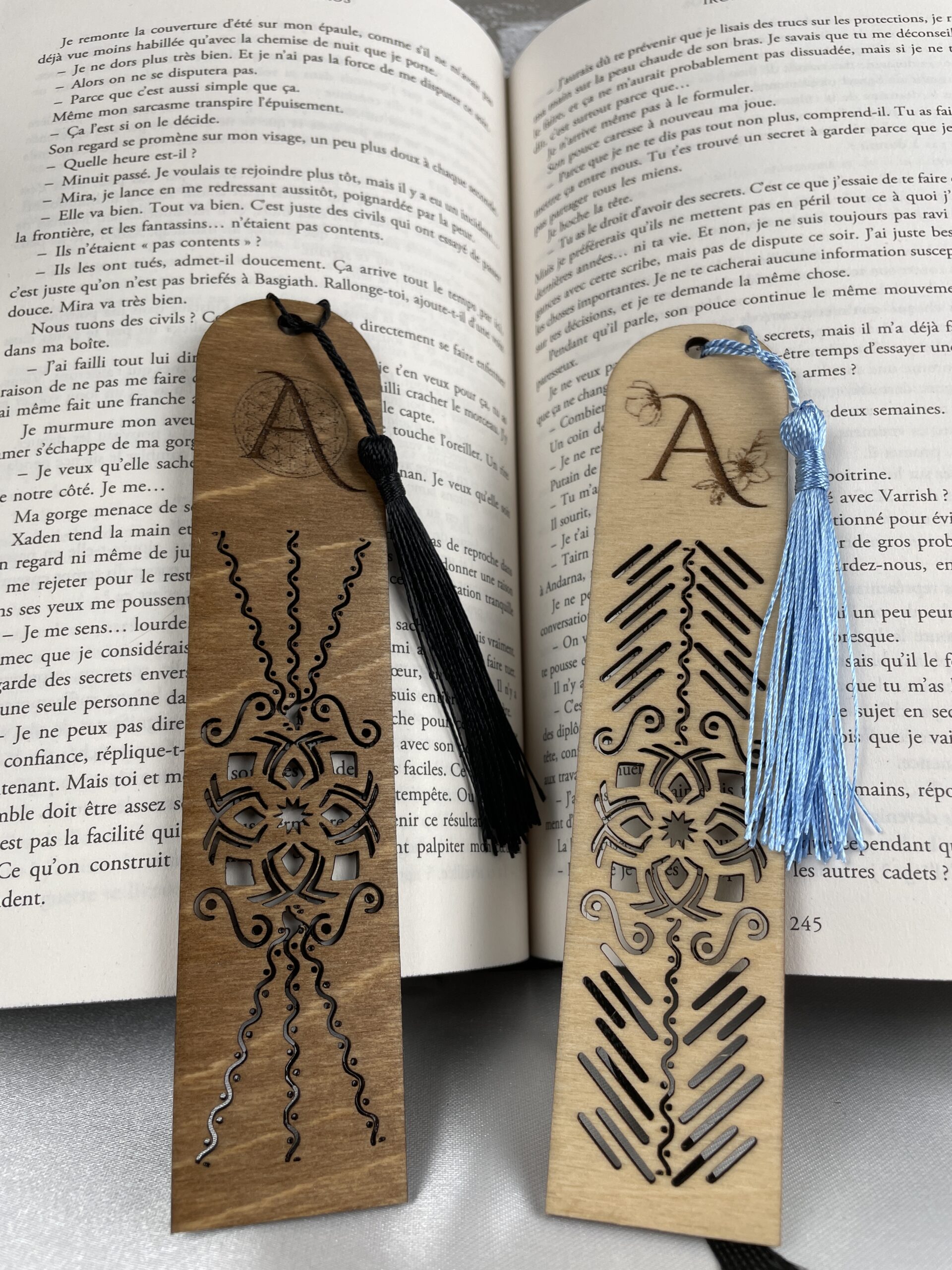 Marque-page en bois avec pompon personnalisé