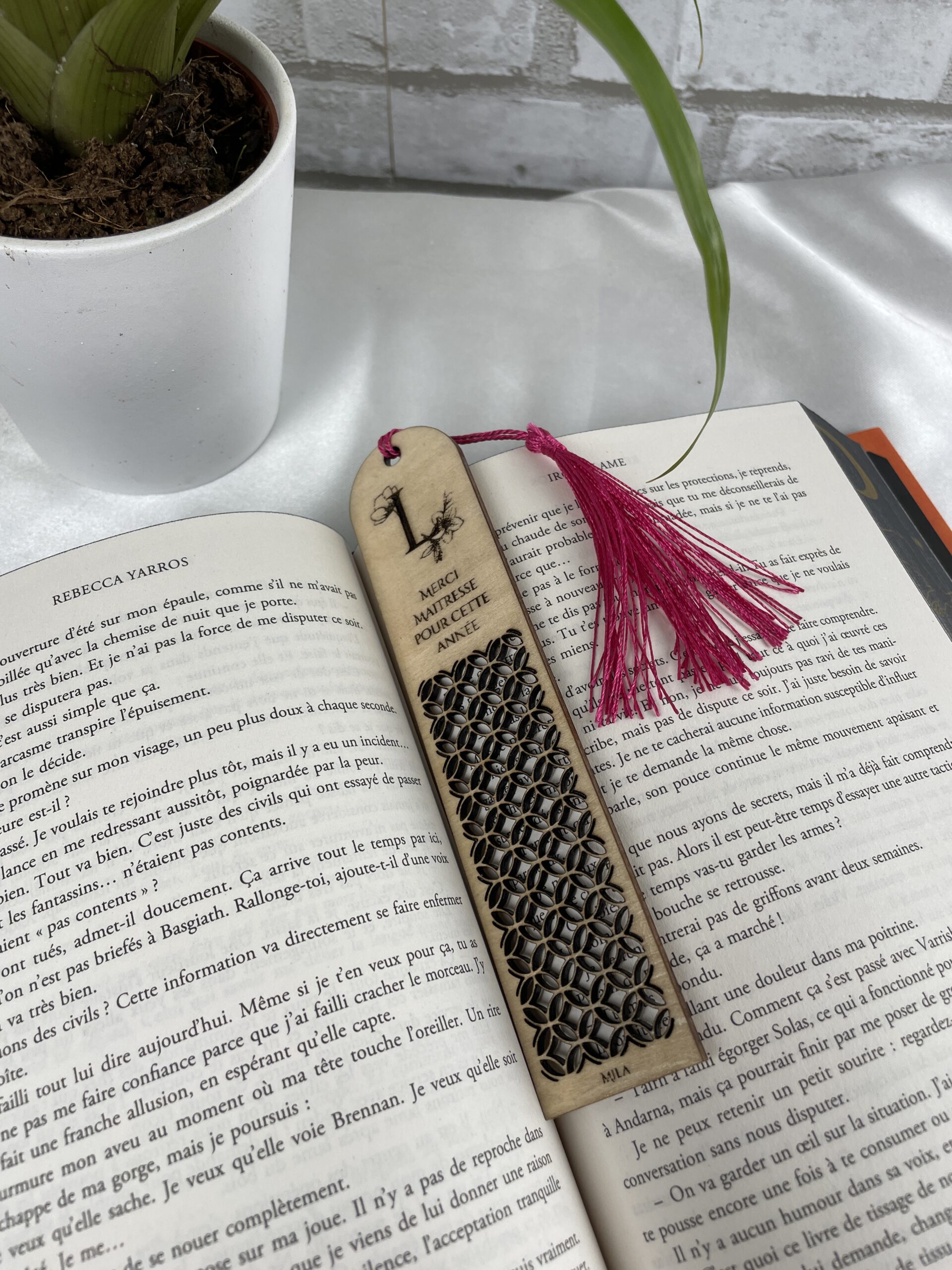 Marque-page en bois avec pompon personnalisé