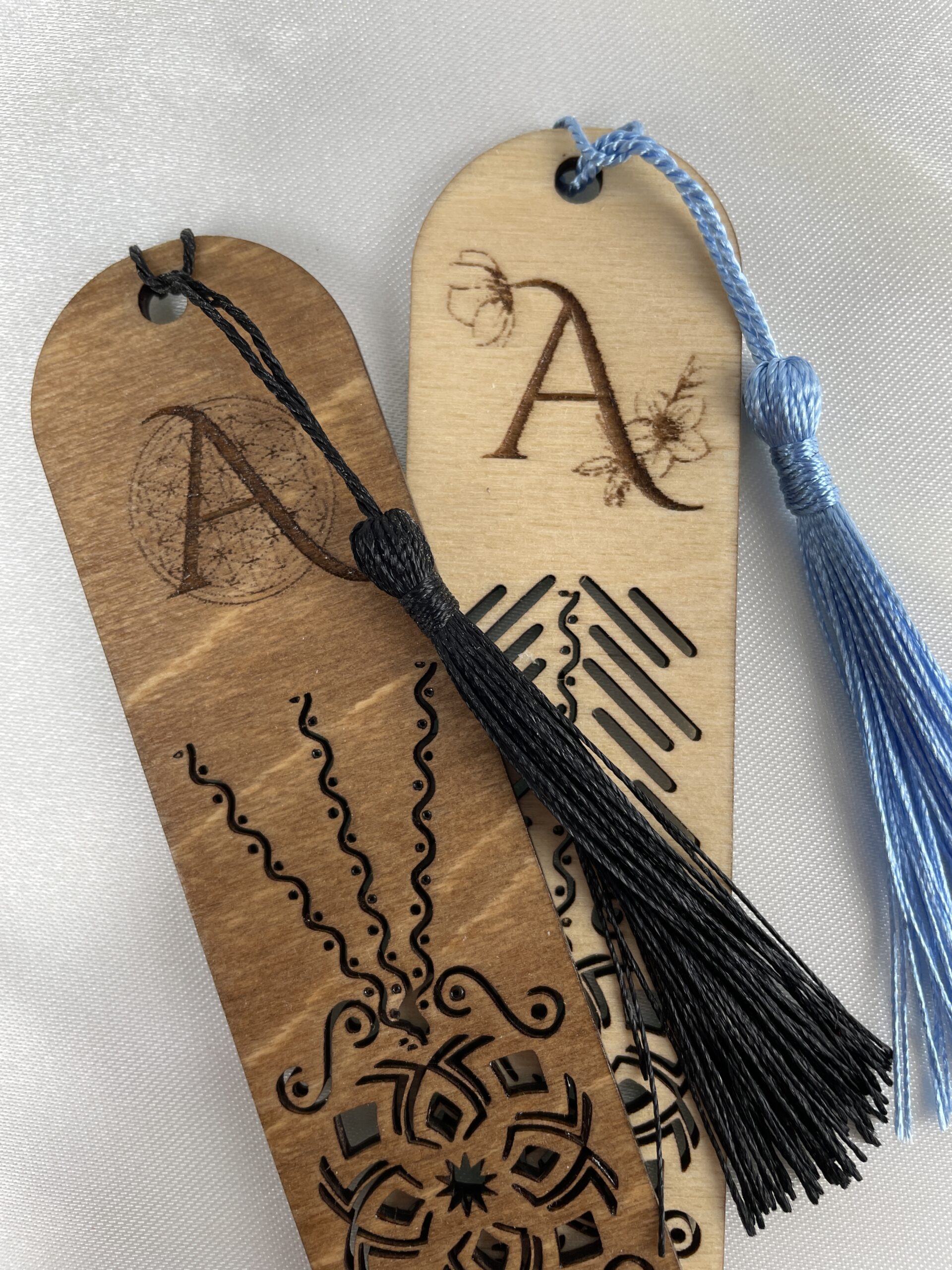 Marque-page en bois avec pompon personnalisé