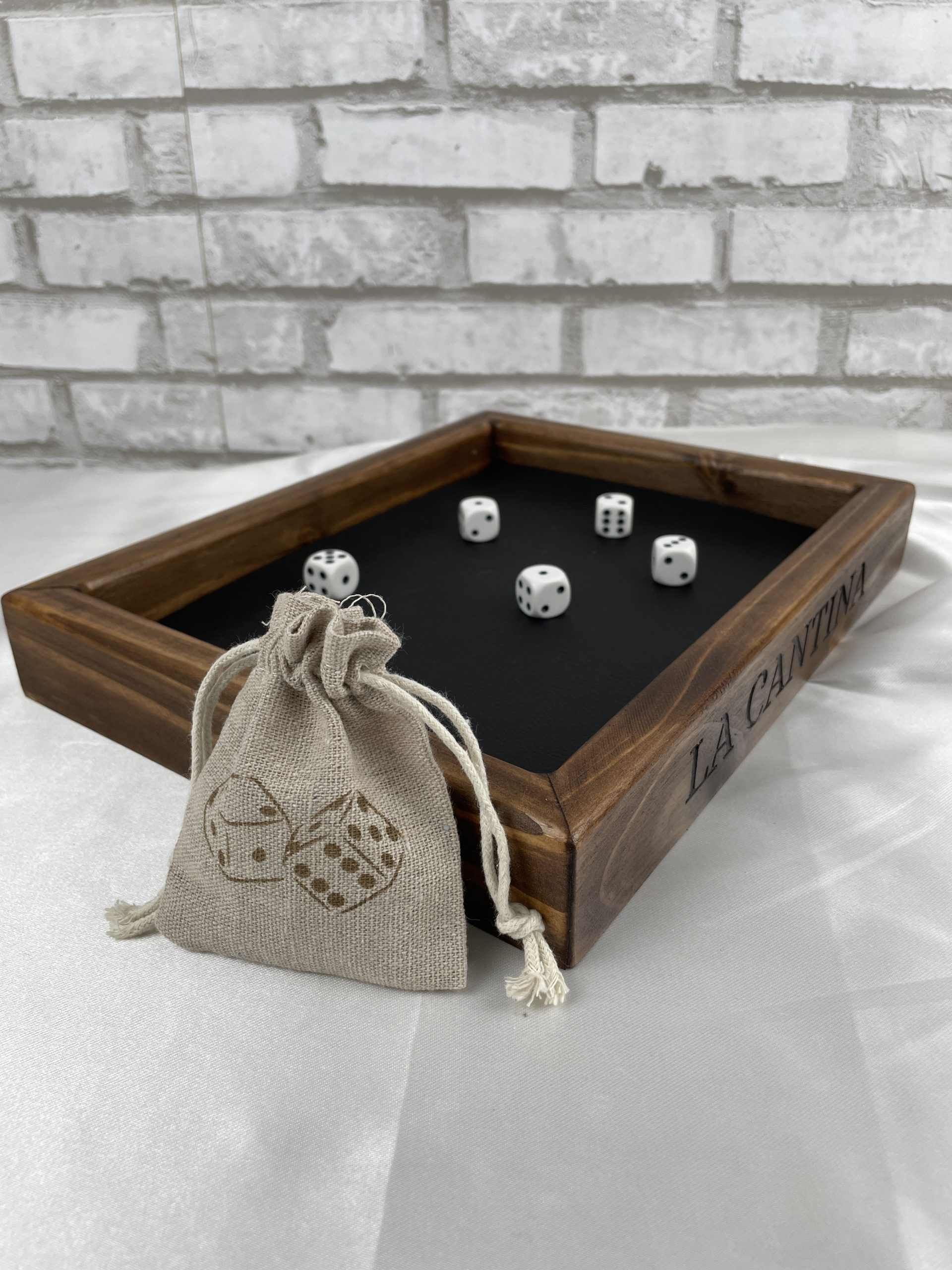 plateau de dés en bois